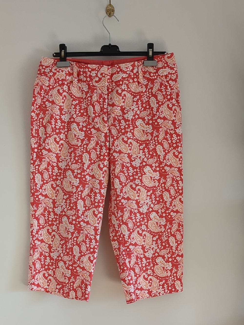Liz Claiborne Red and White Paisley Capris